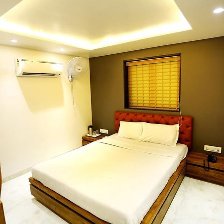 Tirupati International Hotel Súrat Exteriér fotografie