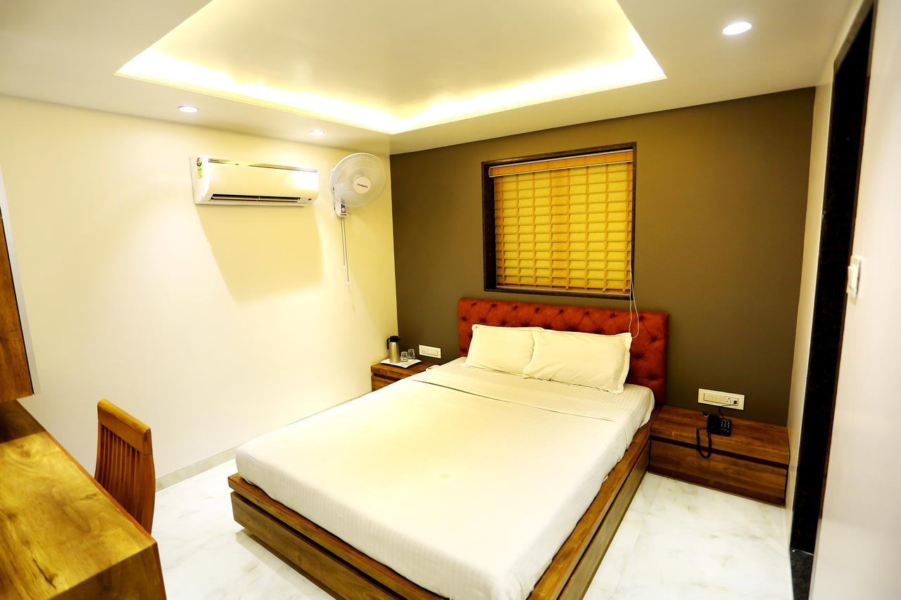 Tirupati International Hotel Súrat Exteriér fotografie