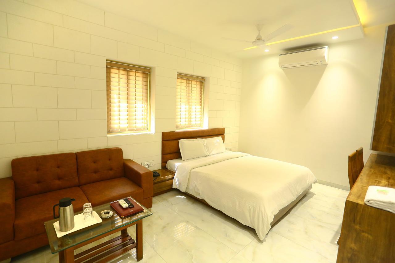 Tirupati International Hotel Súrat Exteriér fotografie