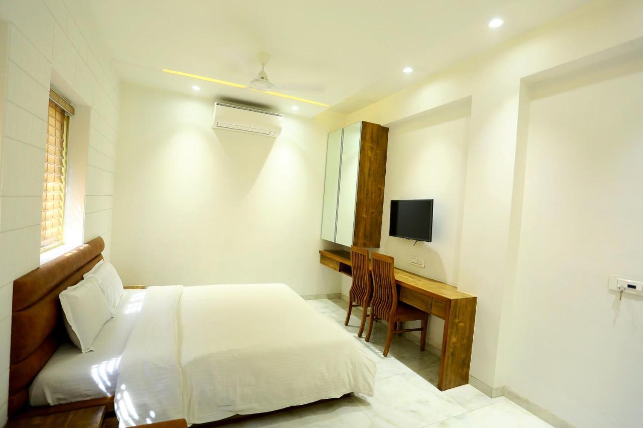Tirupati International Hotel Súrat Exteriér fotografie
